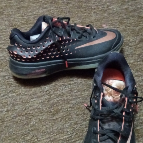 9 1/2 black and pink Kevin durants Nike zooms - Picture 2 of 3